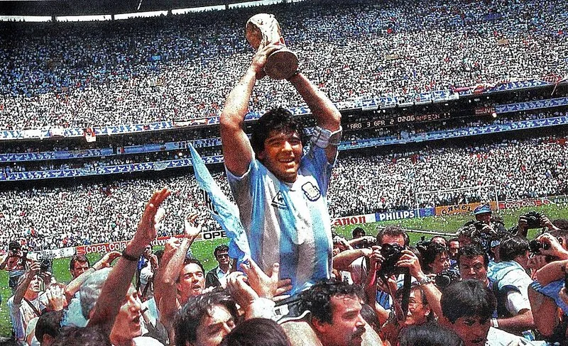 mejor país anfitrión del mundial, Maradona levanta la Copa del Mundo en el Estadio Azteca tras el Mundial de México 1986