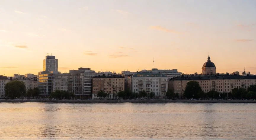 Vista panorámica del horizonte de Helsinki en Finlandia al atardecer