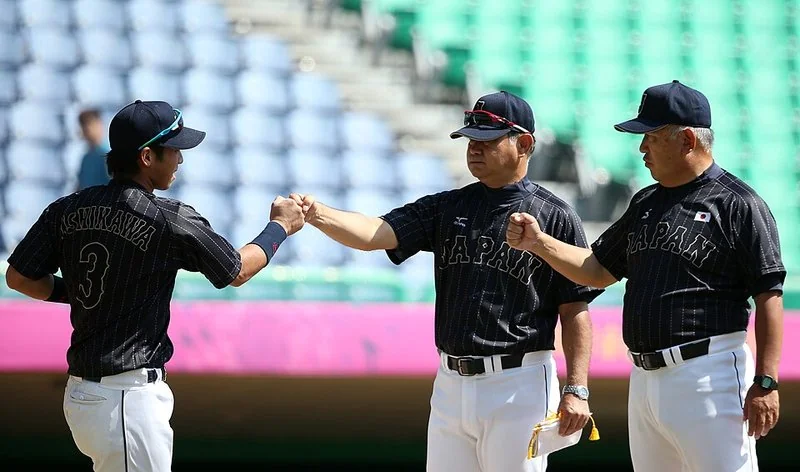 Jugadores y cuerpo técnico de la selección de béisbol de Japón, Samurai Japan, en el campo