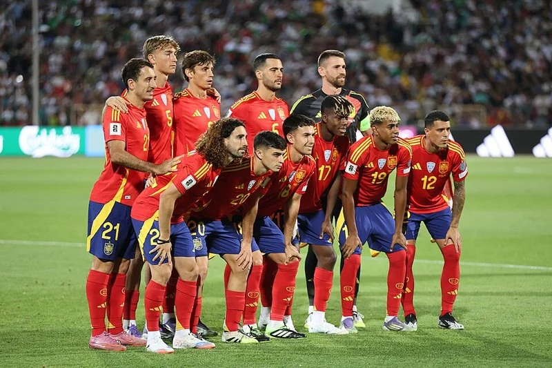 La selección española de fútbol posa con su equipación roja durante la temporada 2025