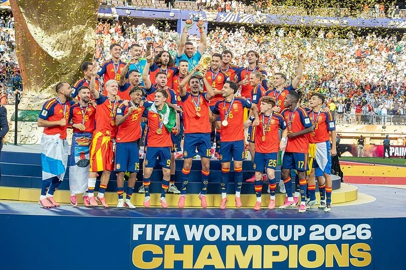 La selección de España celebra el título de campeona del Mundial 2026 levantando el trofeo en el podio