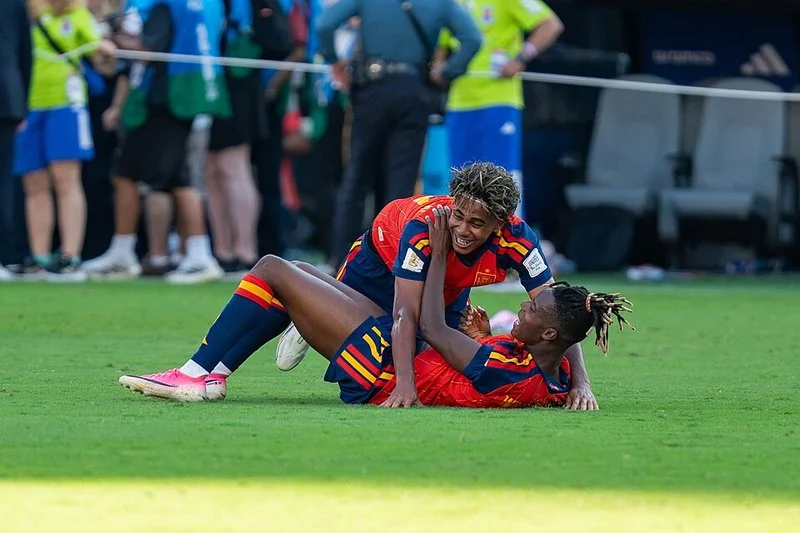 mejor pais jugando futbol, Lamine Yamal y Nico Williams celebran abrazados sobre el césped en la final Argentina-España del Mundial 2026