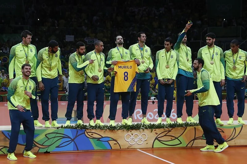Selección masculina de Brasil de voleibol en el podio olímpico de Río 2016 con las medallas de oro