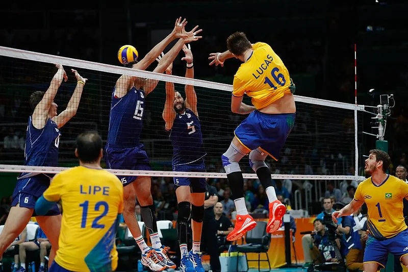 mejor pais jugando voley, Ataque de Lucas, número 16 de Brasil, ante el bloqueo italiano en la final de Río 2016