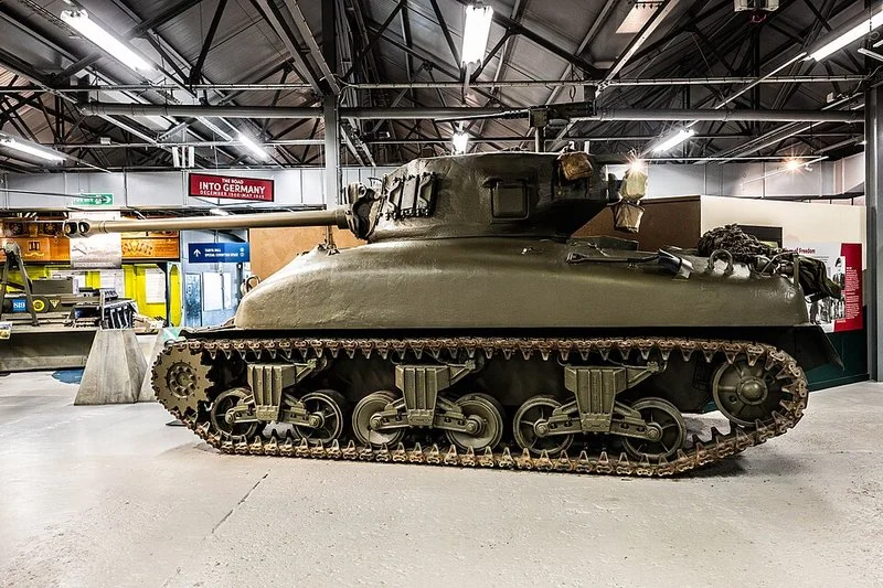mejor pais para empezar en war thunder, Tanque medio M4A1 Sherman expuesto en el interior de un museo militar