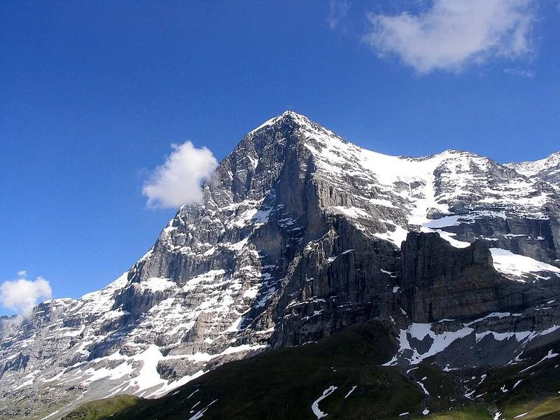 mejor pais para urban vpn, Montaña Eiger nevada en los Alpes suizos, jurisdicción recomendada para privacidad VPN