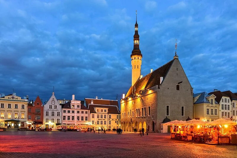 Plaza del Ayuntamiento de Tallín al atardecer, capital de Estonia, líder en calidad de vida 2026