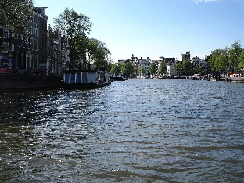 mejor pais para vivir 2026, Canal de Ámsterdam con casas y barcos, Países Bajos, primero en el índice Numbeo 2026