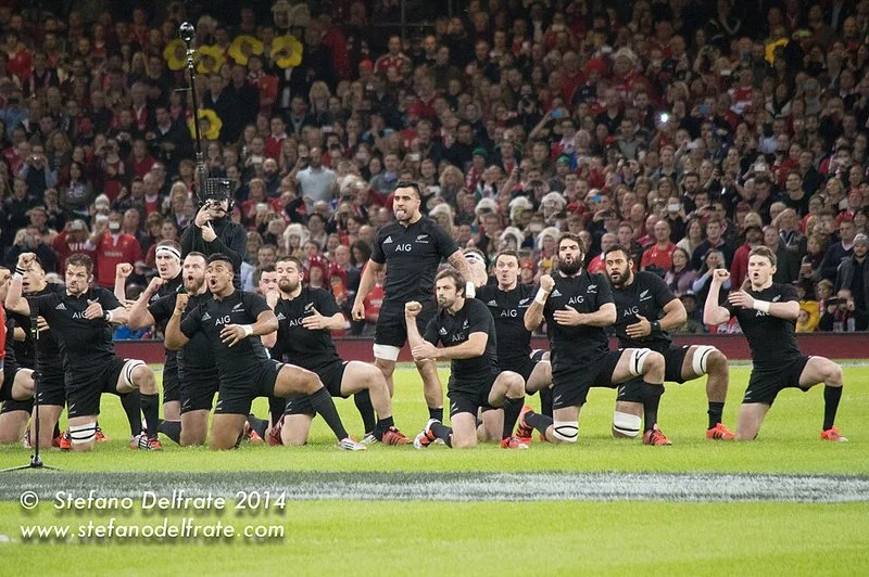 mejor pais rugby, Los All Blacks de Nueva Zelanda ejecutando el haka ante la grada antes de un test match