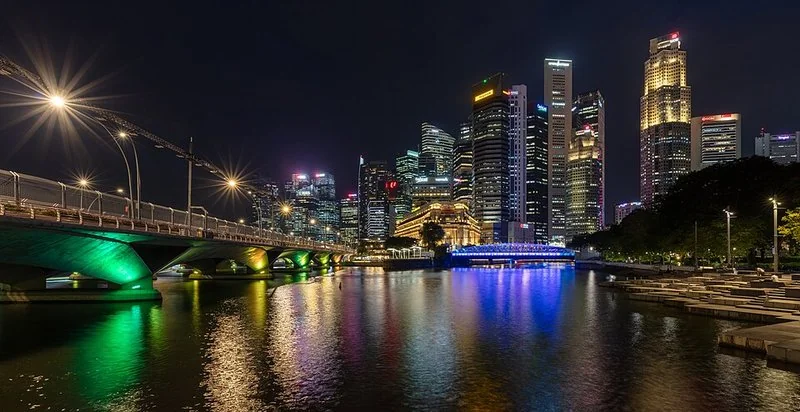 mejor pais sudeste asiatico, Skyline nocturno de Marina Bay con puentes iluminados, Singapur
