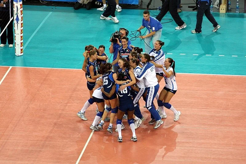 mejor pais voleibol, Selección femenina de Italia de voleibol celebrando en la pista, campeona de Europa