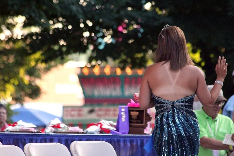 mejor producto para broncearse, Marca de bronceado en la espalda de una mujer con vestido de gala