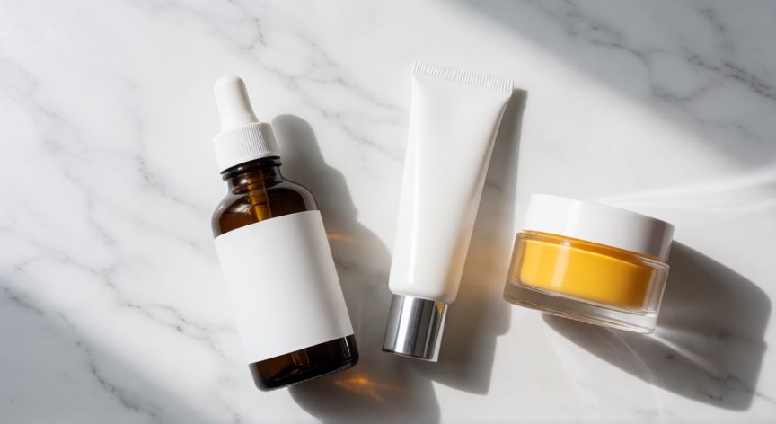 mejor producto para cerrar poros, Conjunto de productos de cuidado facial con ácidos y protector solar sobre mármol blanco