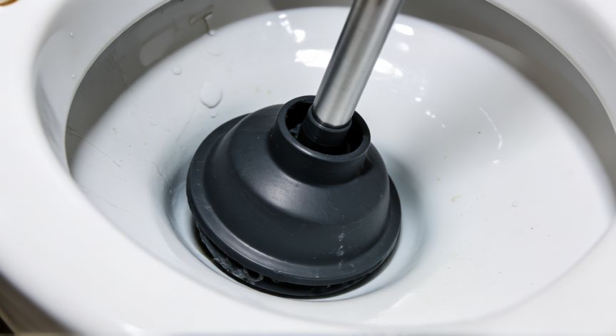 mejor producto para desatascar wc, Usando una ventosa para desatascar un inodoro