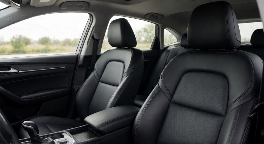mejor producto para limpiar asientos de piel, Interior de coche con asientos de piel limpios y acondicionados