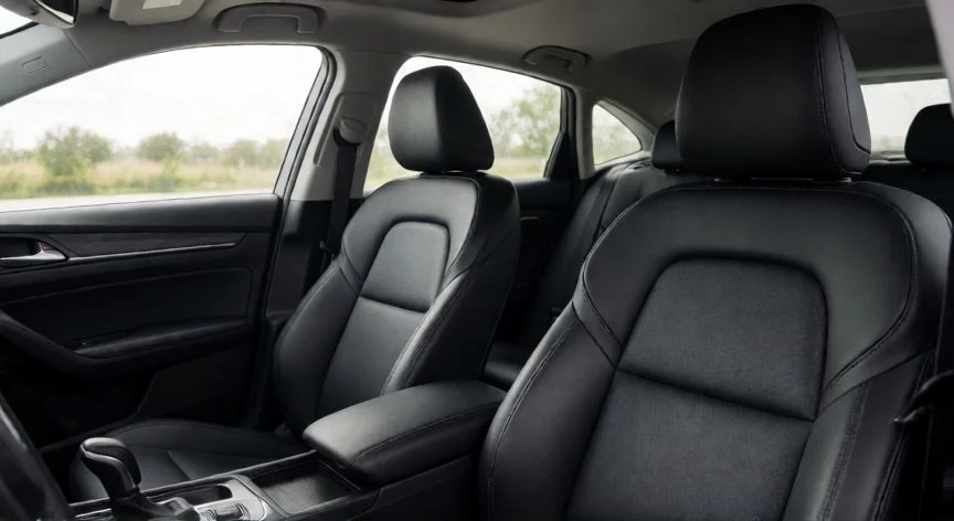 mejor producto para limpiar asientos de piel, Interior de coche con asientos de piel limpios y acondicionados