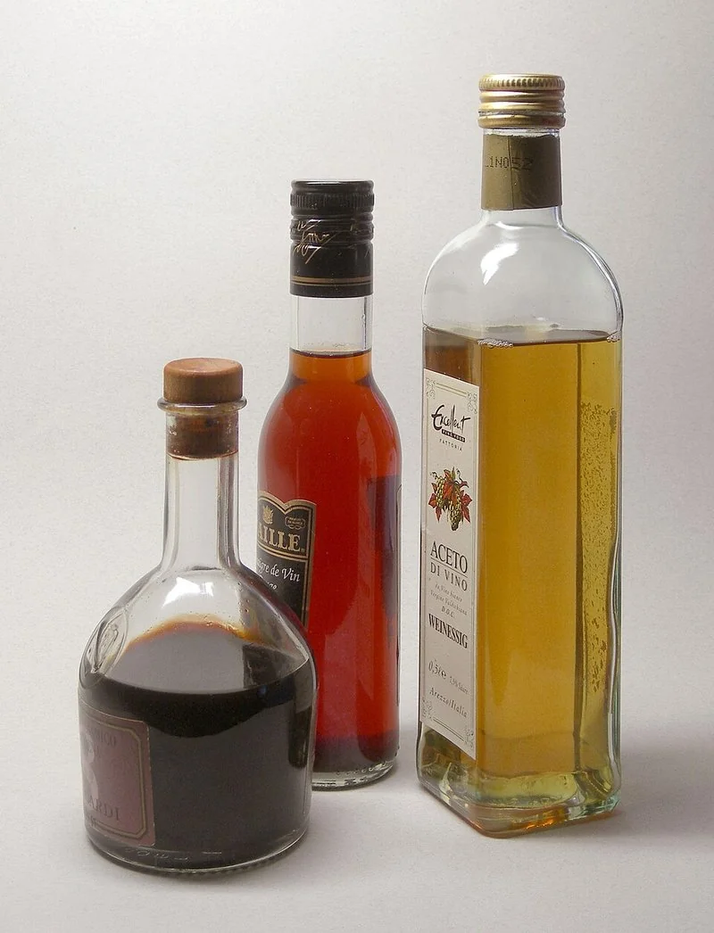 mejor producto para limpiar frigorífico, Botellas de vinagre, el ingrediente desinfectante y desengrasante básico para limpiar el interior del frigorífico