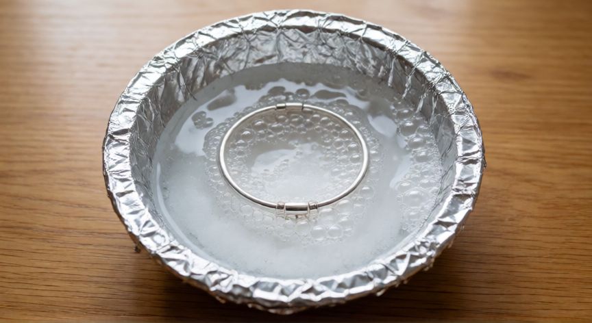 mejor producto para limpiar plata ennegrecida, Proceso de limpieza de una pulsera de plata en agua con bicarbonato y aluminio