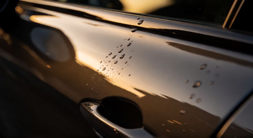 mejor producto para pulir y encerar autos, Reflexión brillante y gotas de agua tras aplicar cera al coche