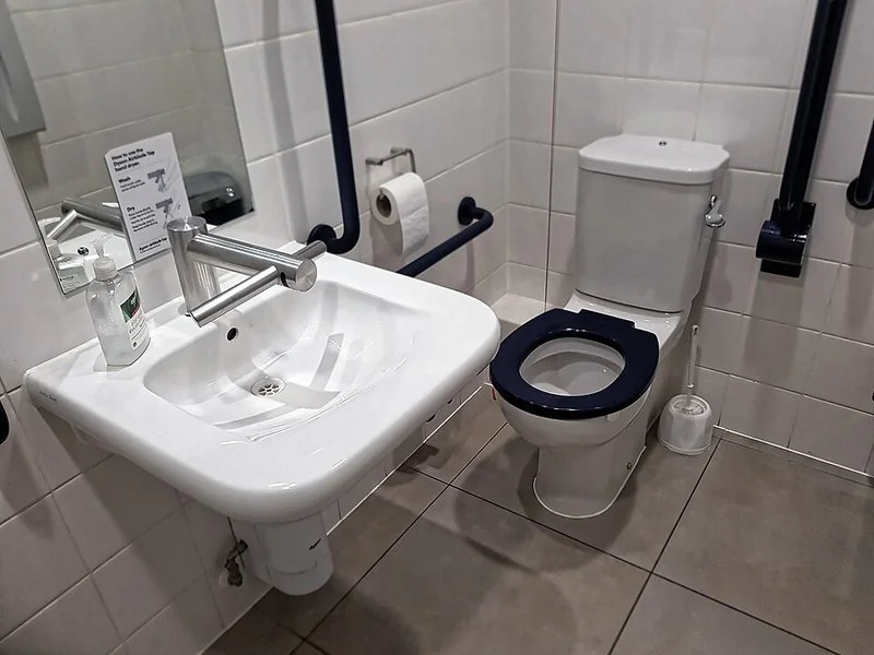mejor producto para quitar el sarro del inodoro, Inodoro limpio con cepillo y lavabo en baño con azulejos blancos