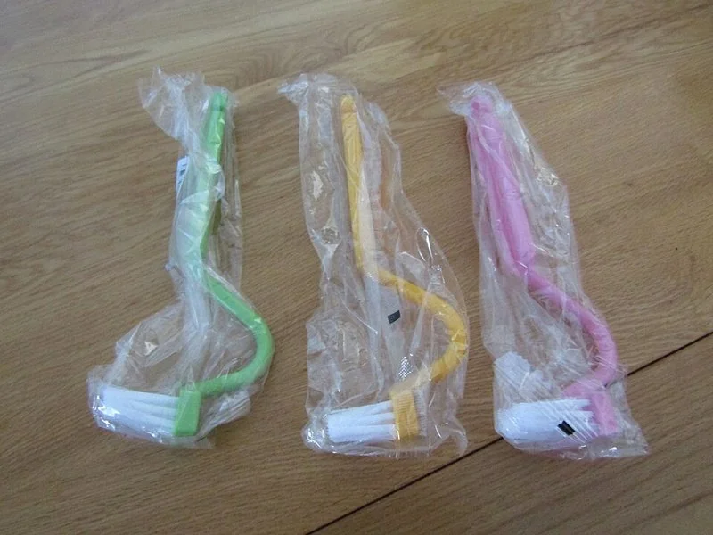 mejor producto para quitar el sarro del inodoro, Tres cepillos de inodoro nuevos, verde, amarillo y rosa, con mango curvado