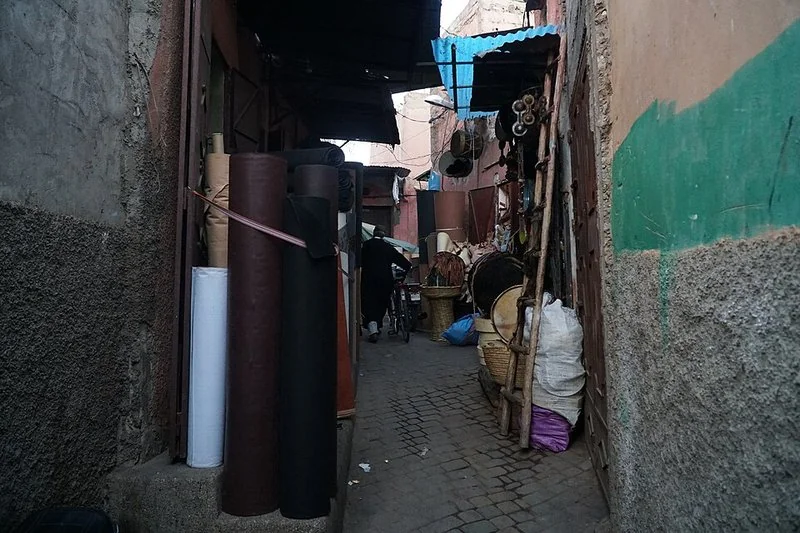 mejor producto para teñir el cuero, Callejón del zoco de los tintoreros de Marrakech con rollos de cuero teñido en marrón y negro