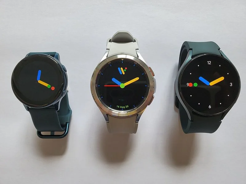 mejor producto para vender online, Tres relojes inteligentes de pulsera con pantallas circulares