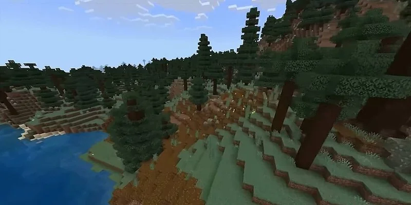 Paisaje del bioma taiga de Minecraft con pinos, colinas nevadas y un lago en primer plano