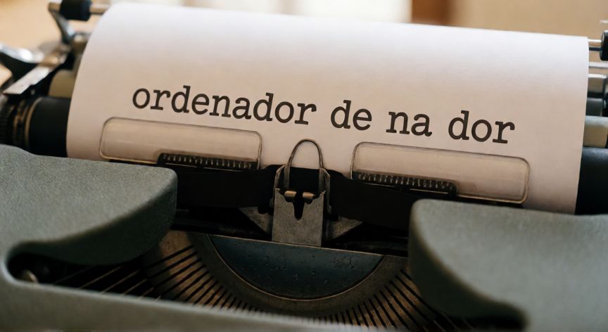 Máquina de escribir antigua con la palabra ordenador escrita en una tira de papel