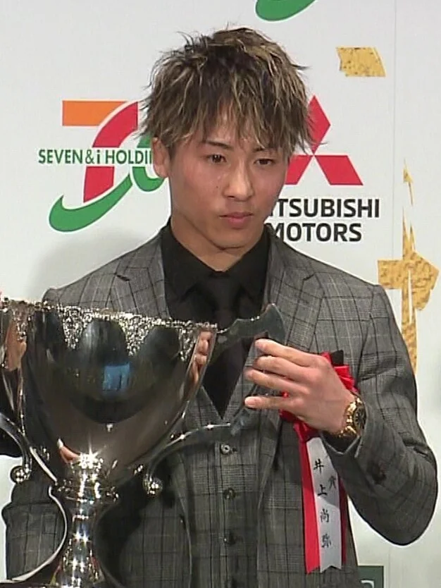 pais mejor boxeador del mundo, Naoya Inoue, boxeador japonés, posando con un trofeo en un acto de premios en Japón