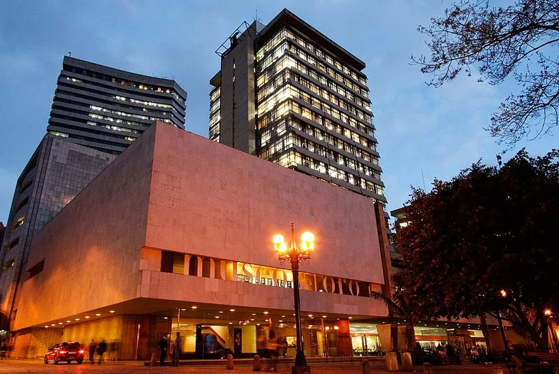 pais mejor habla castellano, Fachada iluminada del Museo del Oro del Banco de la República al anochecer en Bogotá, Colombia