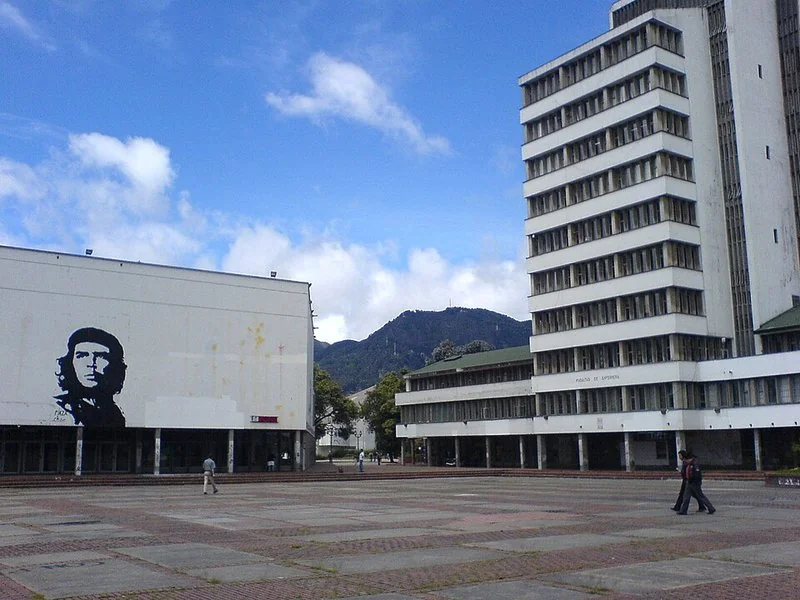 pais mejor habla castellano, Plaza Che de la Ciudad Universitaria de Bogotá con edificios y mural, Colombia
