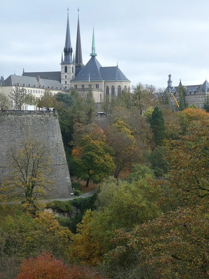 pais que mejor paga en el mundo, Catedral de Nuestra Señora y casco histórico de la ciudad de Luxemburgo