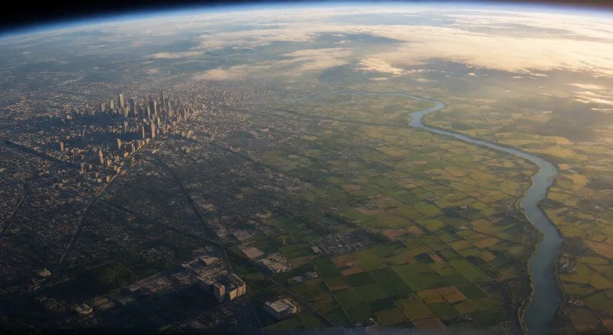 Vista satelital de una zona urbana y rural desde la órbita terrestre