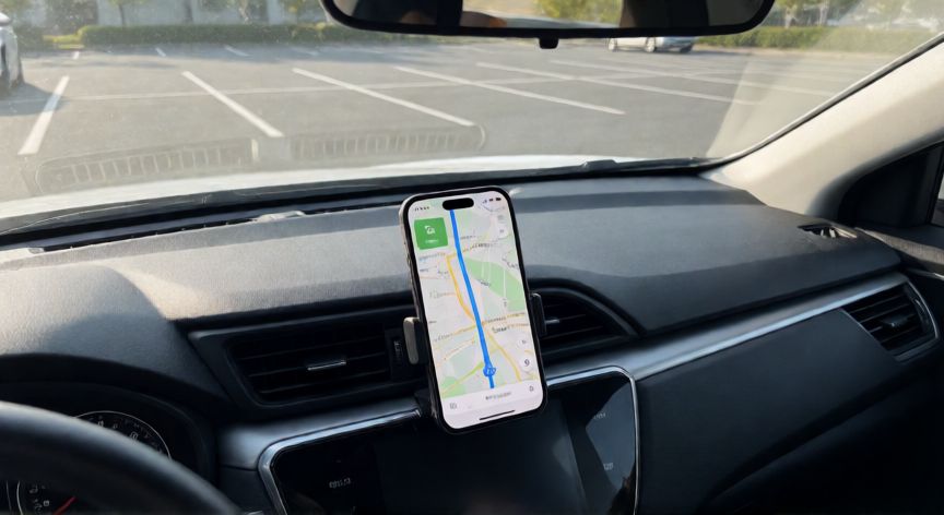 porque google maps no funciona, Teléfono montado en el salpicadero del coche mostrando la navegación de Google Maps