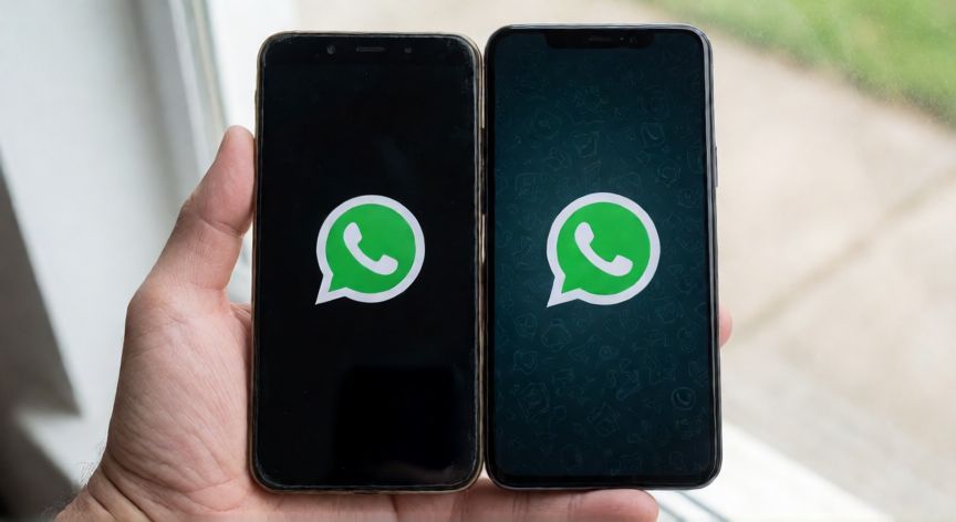 que android minimo necesita whatsapp, Comparación entre un teléfono antiguo y uno nuevo ambos con la app de WhatsApp