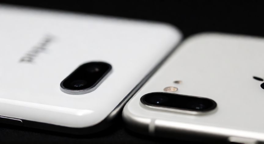 que android se parece al iphone, Vista superior de la parte trasera de un Android y un iPhone blanco con acabados similares