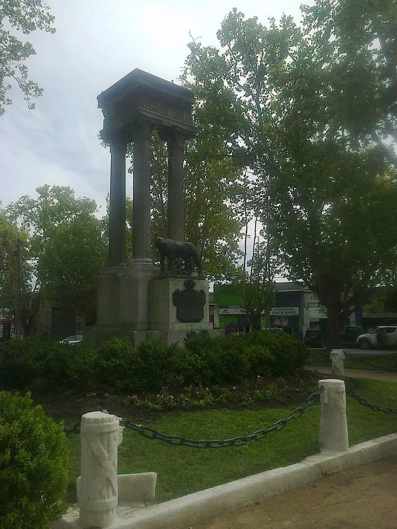que animal amamanto a romulo y remo, Monumento a la Loba Capitolina con los gemelos, Plaza La Loba, Talca, Chile