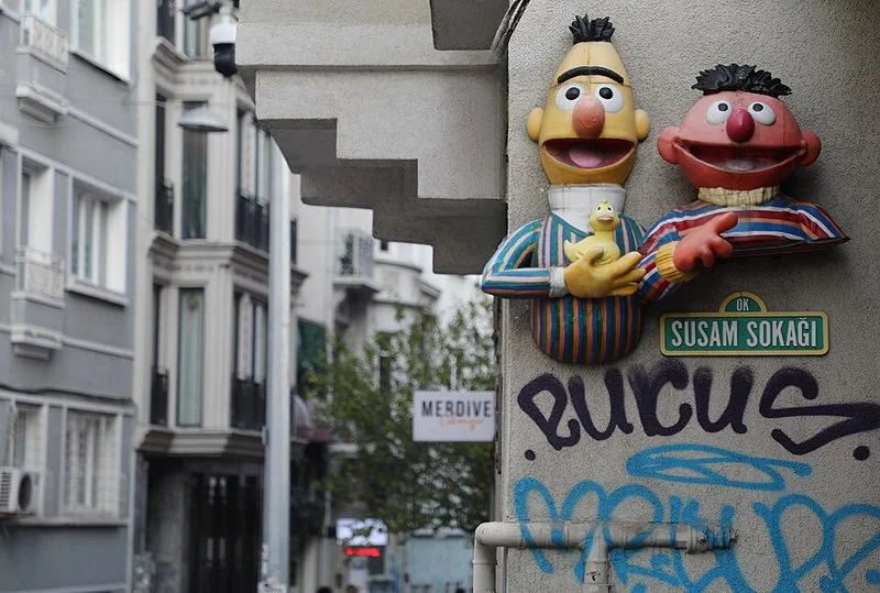 Escultura de Beto y Enrique (Epi y Blas) en el cartel de la calle Susam Sokağı, Estambul