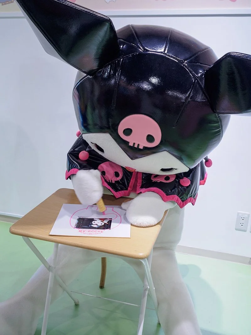 que animal es kuromi, Disfraz oficial de la mascota Kuromi firmando un dibujo con su capucha negra
