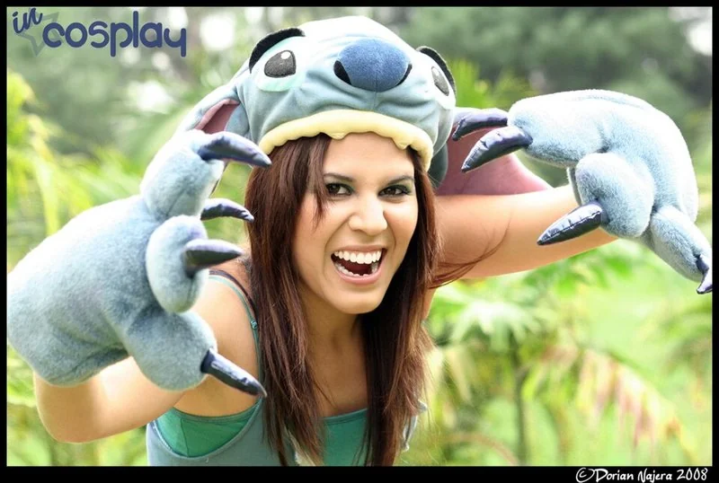 que animal es stitch, Cosplay de Stitch con capucha azul de ojos saltones y garras afiladas extendidas