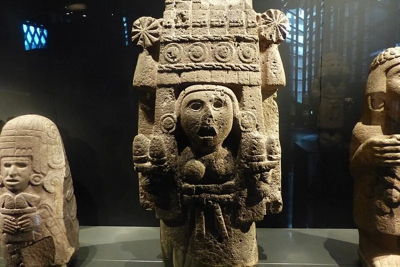 que animal es xilonen, Escultura mexica de Chicomecóatl-Xilonen, diosa del maíz, con tocado ceremonial y mazorcas en las manos