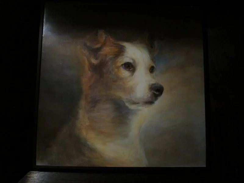 que animal fue el primero en ir al espacio, Retrato artístico al óleo de la perra Laika con expresión serena y mirada lateral