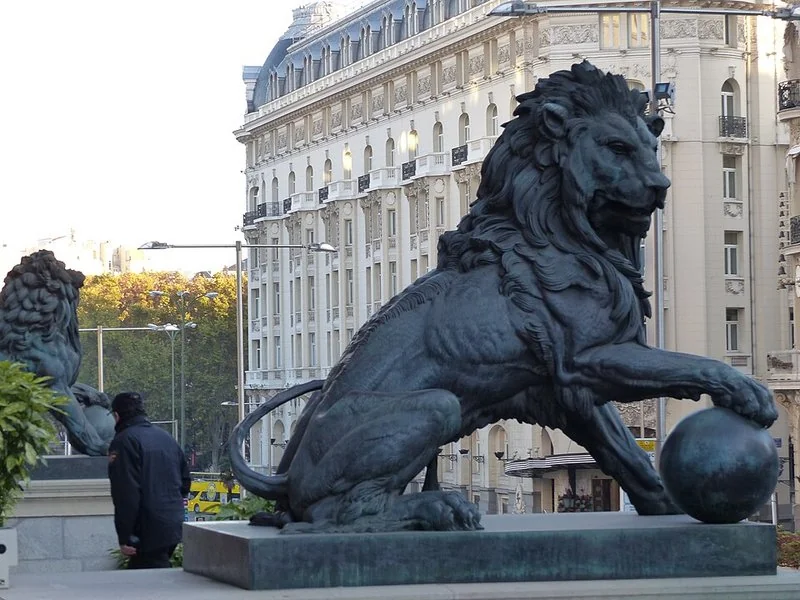 que animal identifica a españa, León hispano de bronce frente al Congreso de los Diputados de Madrid