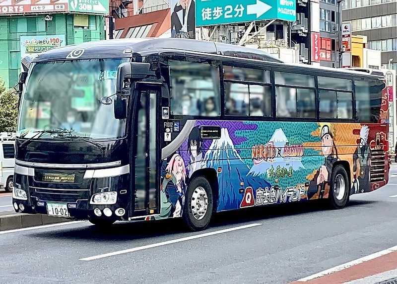 que animal invoca boruto, Autobús decorado con personajes de Naruto y Boruto, incluido Boruto Uzumaki