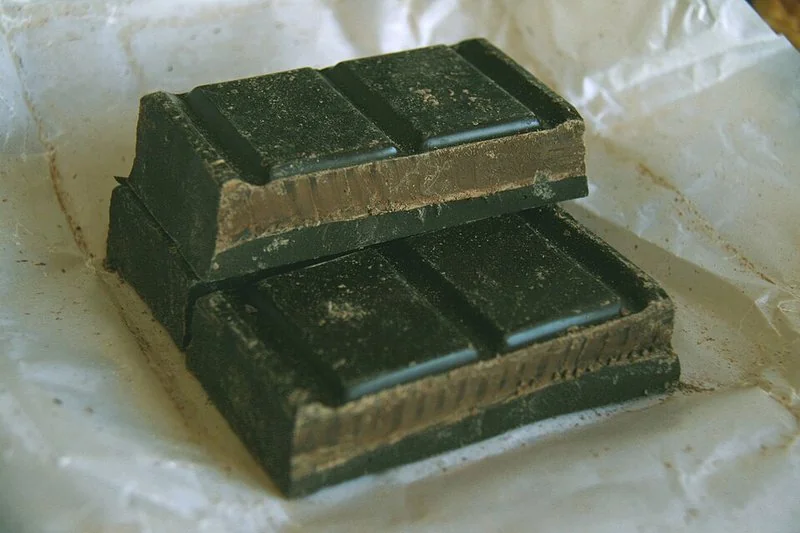 que animal muere si come chocolate, Tabletas de chocolate negro, el tipo con más teobromina y mayor riesgo para las mascotas