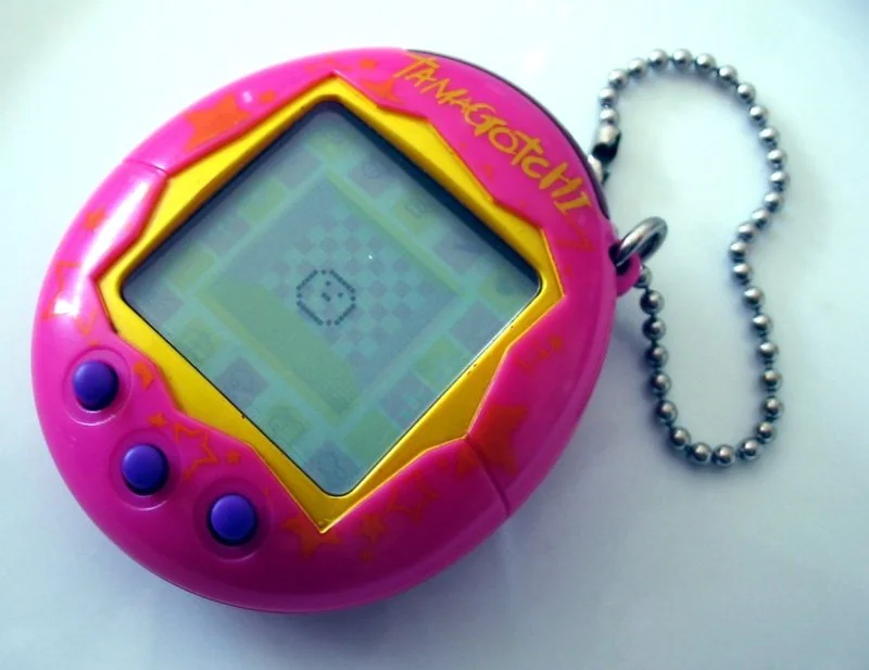 que animal o cosa es pou, Mascota virtual Tamagotchi rosa, consola de bolsillo que inspiró el concepto de Pou
