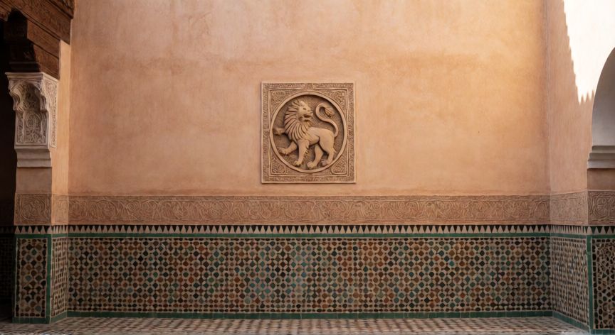 que animal representa a marruecos, Emblema histórico de un león en la arquitectura marroquí