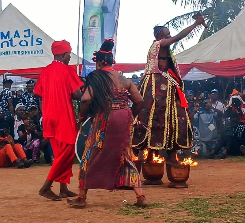 que animal representa xango, Ritual yoruba a Sàngó: danzantes con vestiduras rojas y vasijas en llamas ante el público