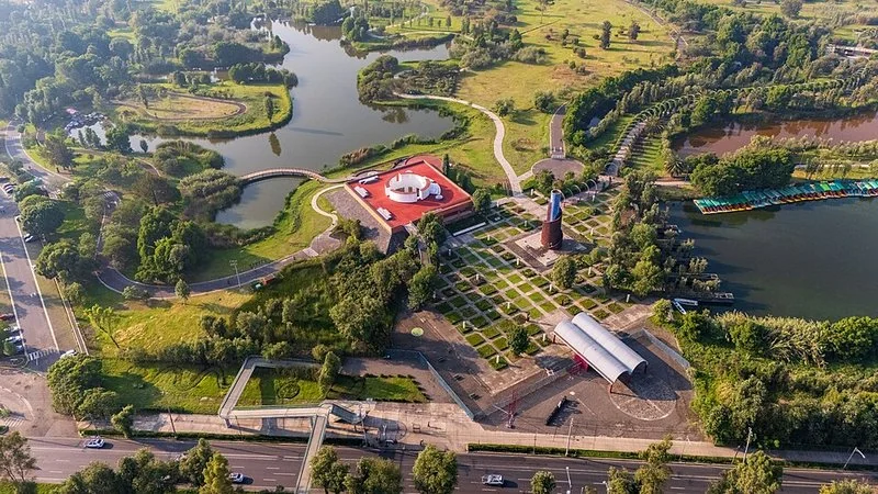 que animal vive en xochimilco, Vista aérea del Parque Ecológico de Xochimilco, hábitat del ajolote y aves migratorias